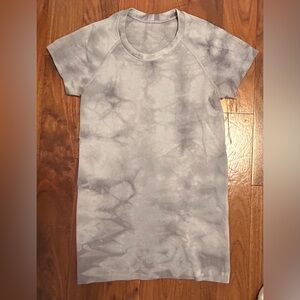 Lululemon Swiftly Tech Short sleeve 2.0 Size 4 Grey Tie Die